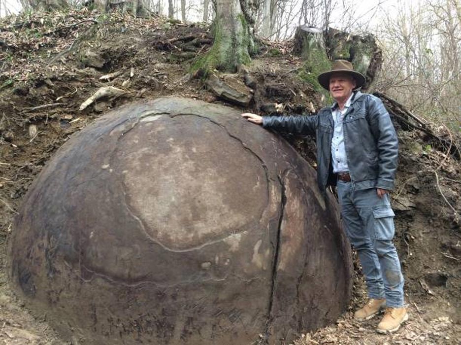 Giant-Stone-Sphere.jpg - 130,59 kB