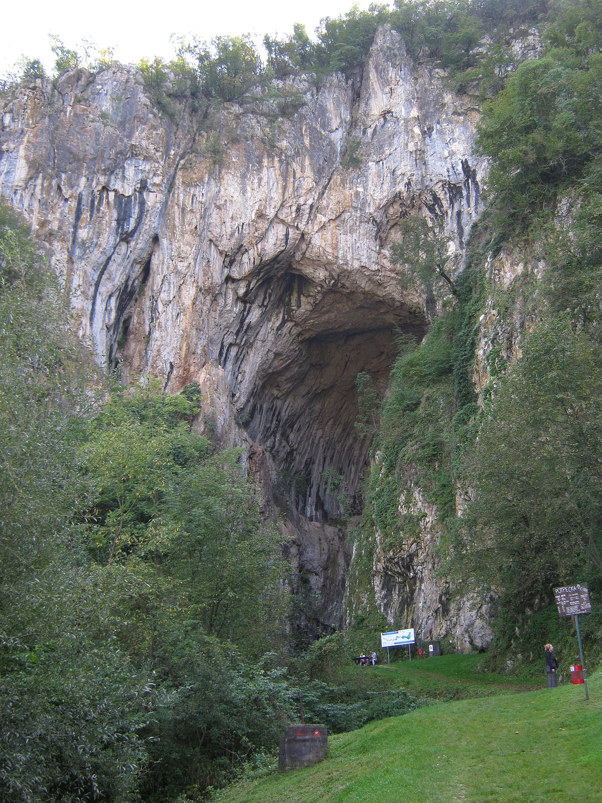 Potpeće_cave,_Serbia_01.jpg